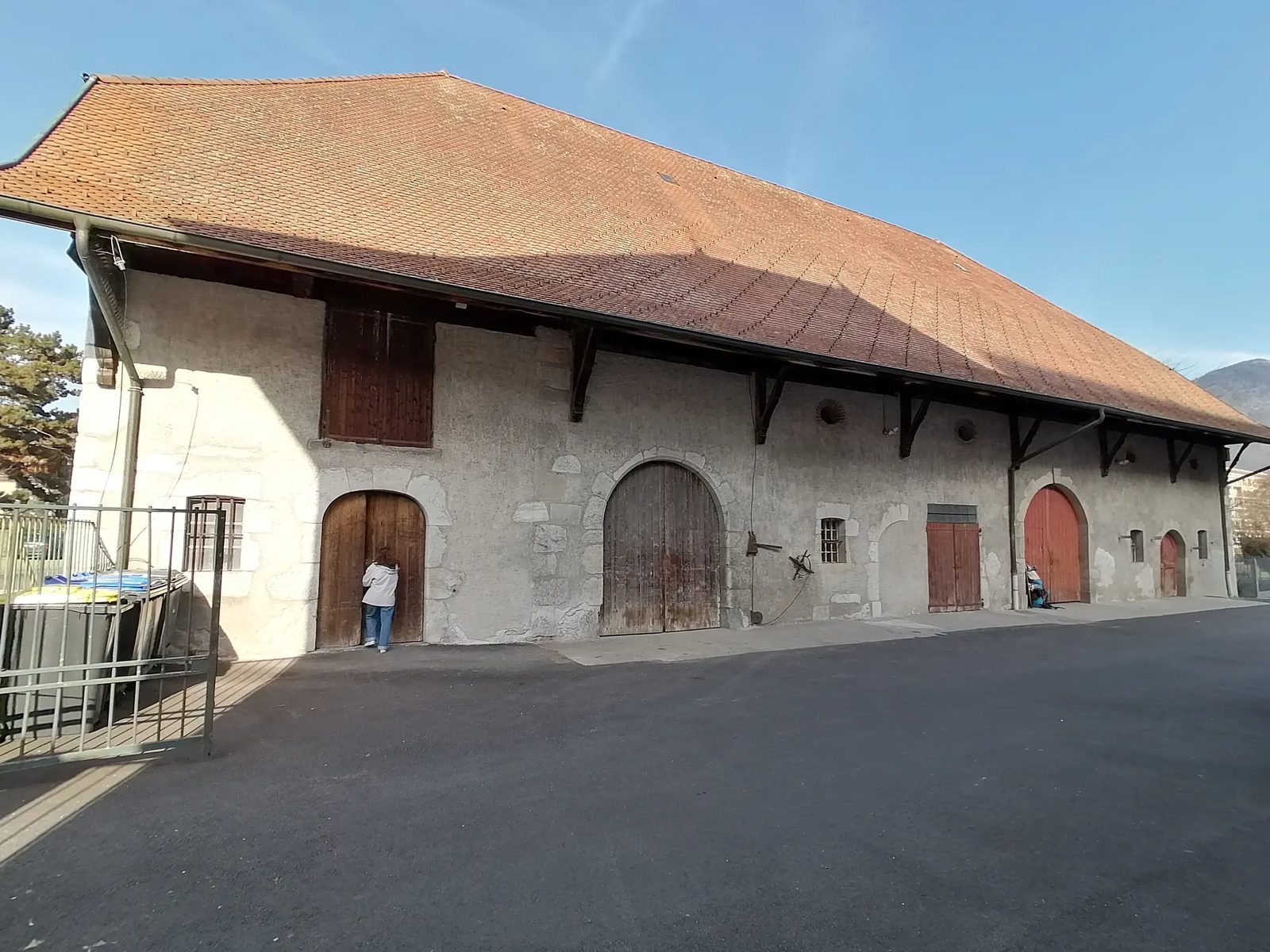 La ferme de Novel aujourd'hui : bâtiment ancien en pierre, encore vacant, au cœur du quartier